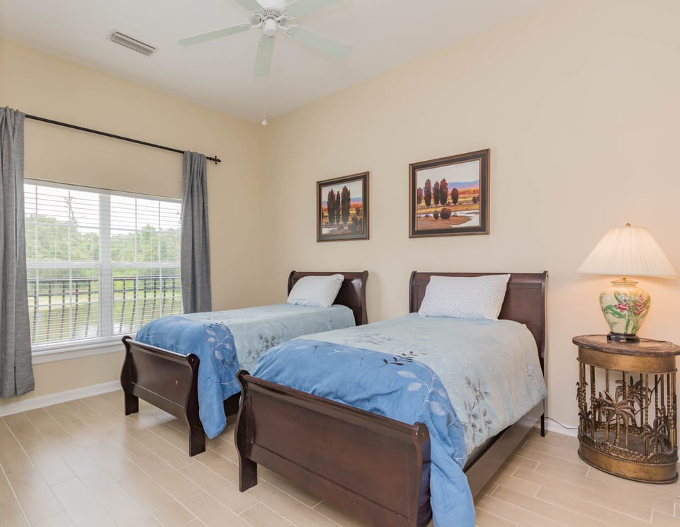 3rd bedroom with 2 twin beds.