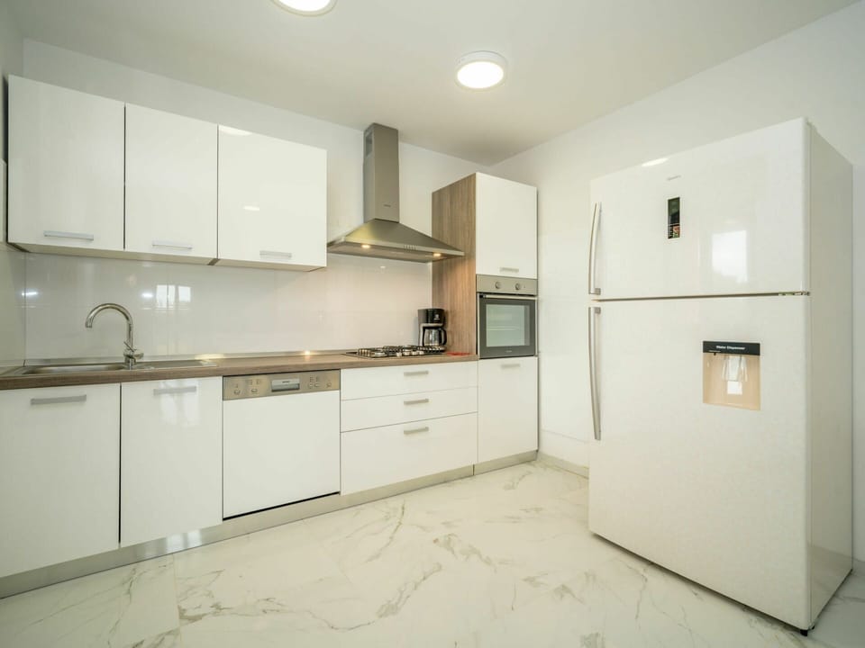 Cabinetry, Kitchen Sink, Countertop, Sink, Tap, Property, Building, Furniture, Kitchen Stove, Interior Design