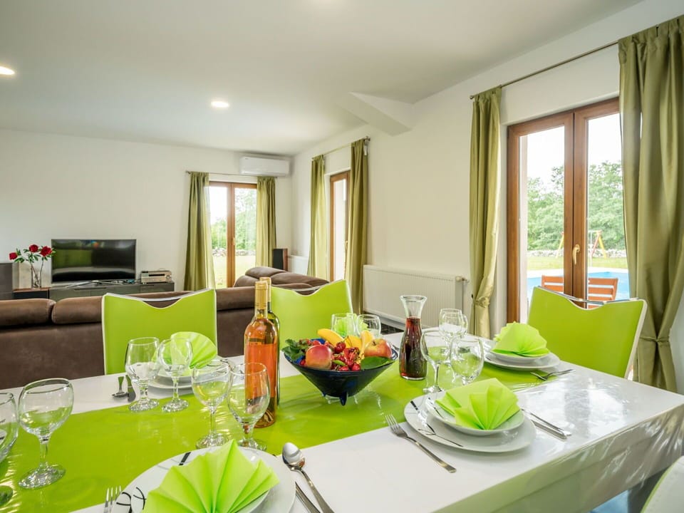 Green, Room, Property, Interior Design, Furniture, Dining Room, Table, Living Room, Yellow, Building