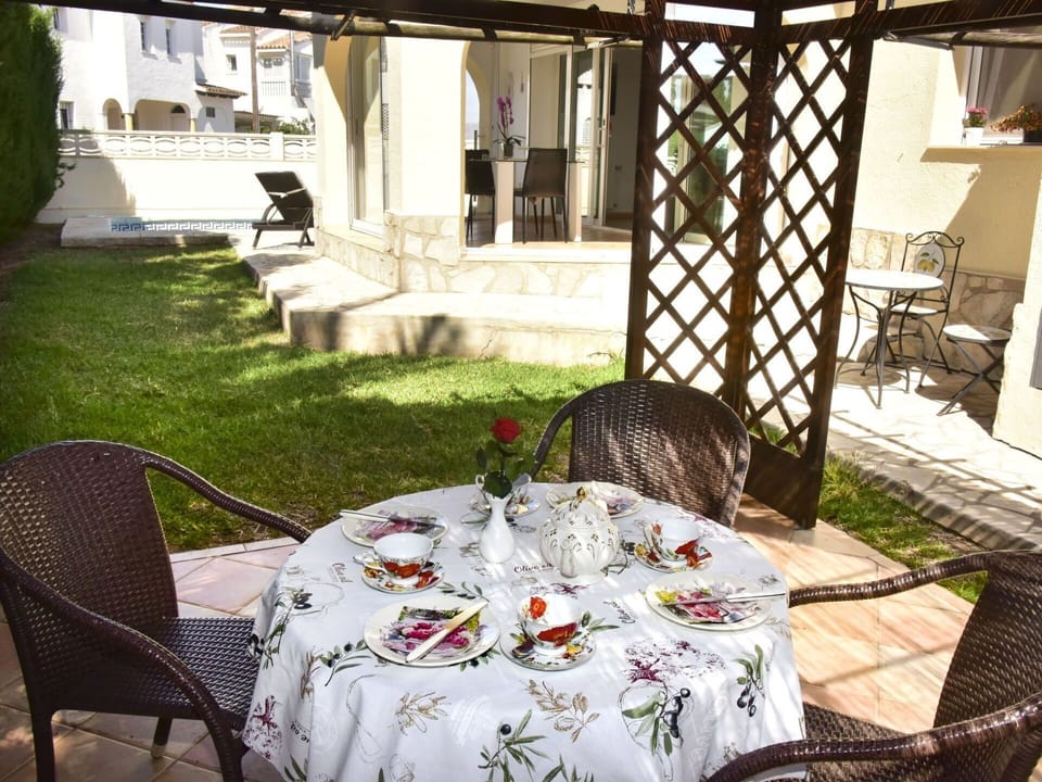 Room, Property, Furniture, Restaurant, Interior Design, Tablecloth, House, Textile, Linens, Home
