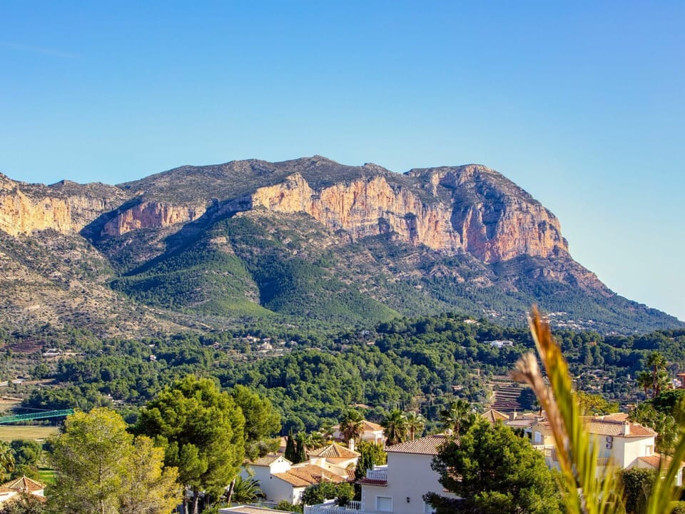Sky, Mountain, Plant Community, Ecoregion, Natural Landscape, Highland, Tree, Horizon, Building, Landscape