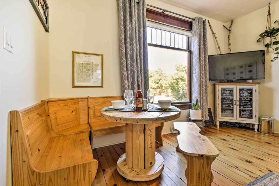 Dining Area | Dishes & Flatware Provided