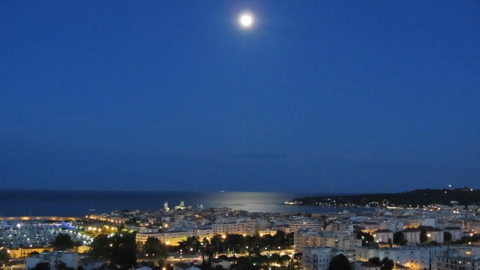 2 P Panoramic view of Port Vauban ... Negotiable prices-Long stay discount Apartment in Antibes