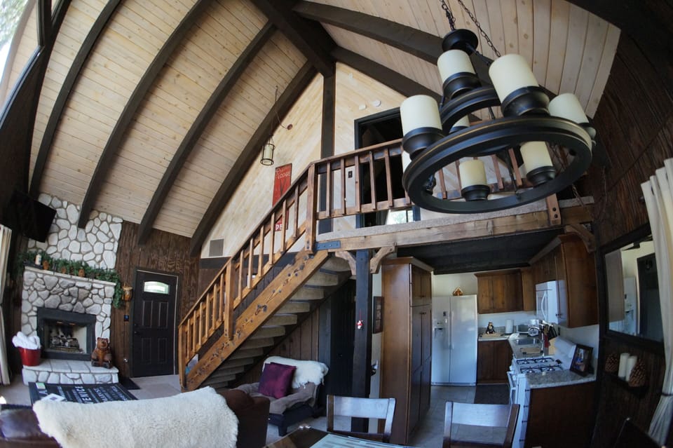 Wonderful Cabin Feel... Free Wi-Fi for your convenience.