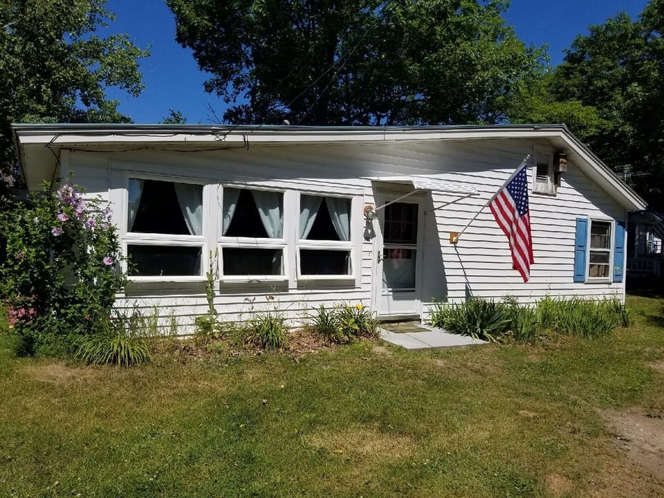 Looks small from the front but attached boathouse provides total of 2,000 sqft!