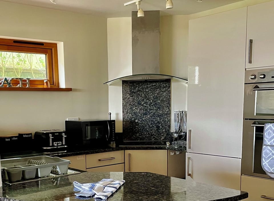 Fully equipped kitchen -full sized oven,microwave ,dishwasher & fridge freezer.