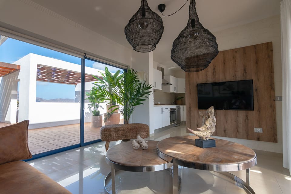 Living room with Smart TV, 42 inch HD with Netflix, Amazon Prime Video, Apple TV, HBO, Google Chromecast (you need to be a user to access the apps), satellite TV, air conditioning. (overlooking the front terrace)