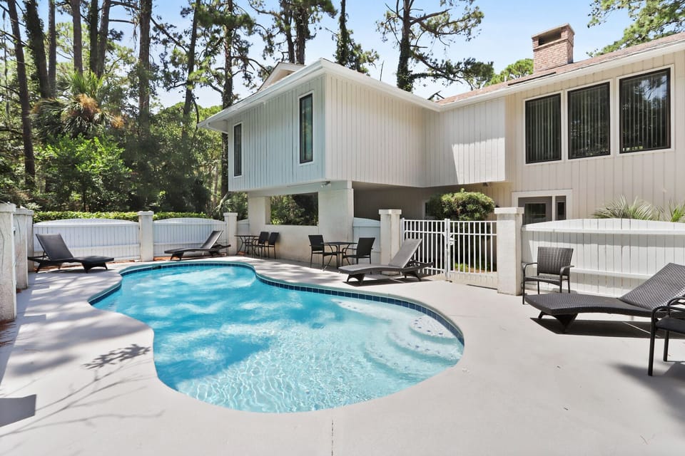 Enjoy family time at the pool with child locking gate