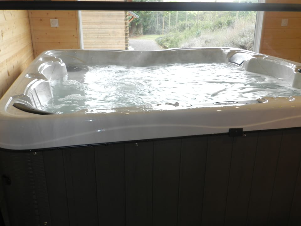Indoor spa tub