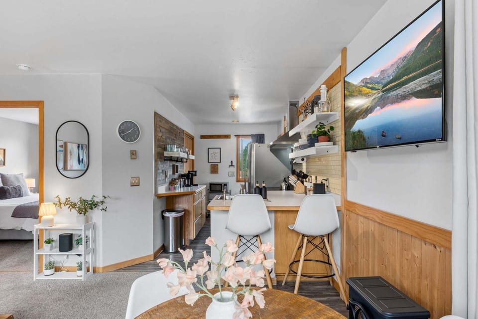 Cozy Electric Warmth — Let the electric fireplace glow beneath the TV—perfect for serene evenings, hot cocoa, and that quiet mountain-town magic. 🔥☕