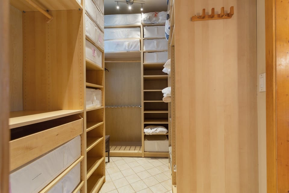 Primary bedroom

walk in closet