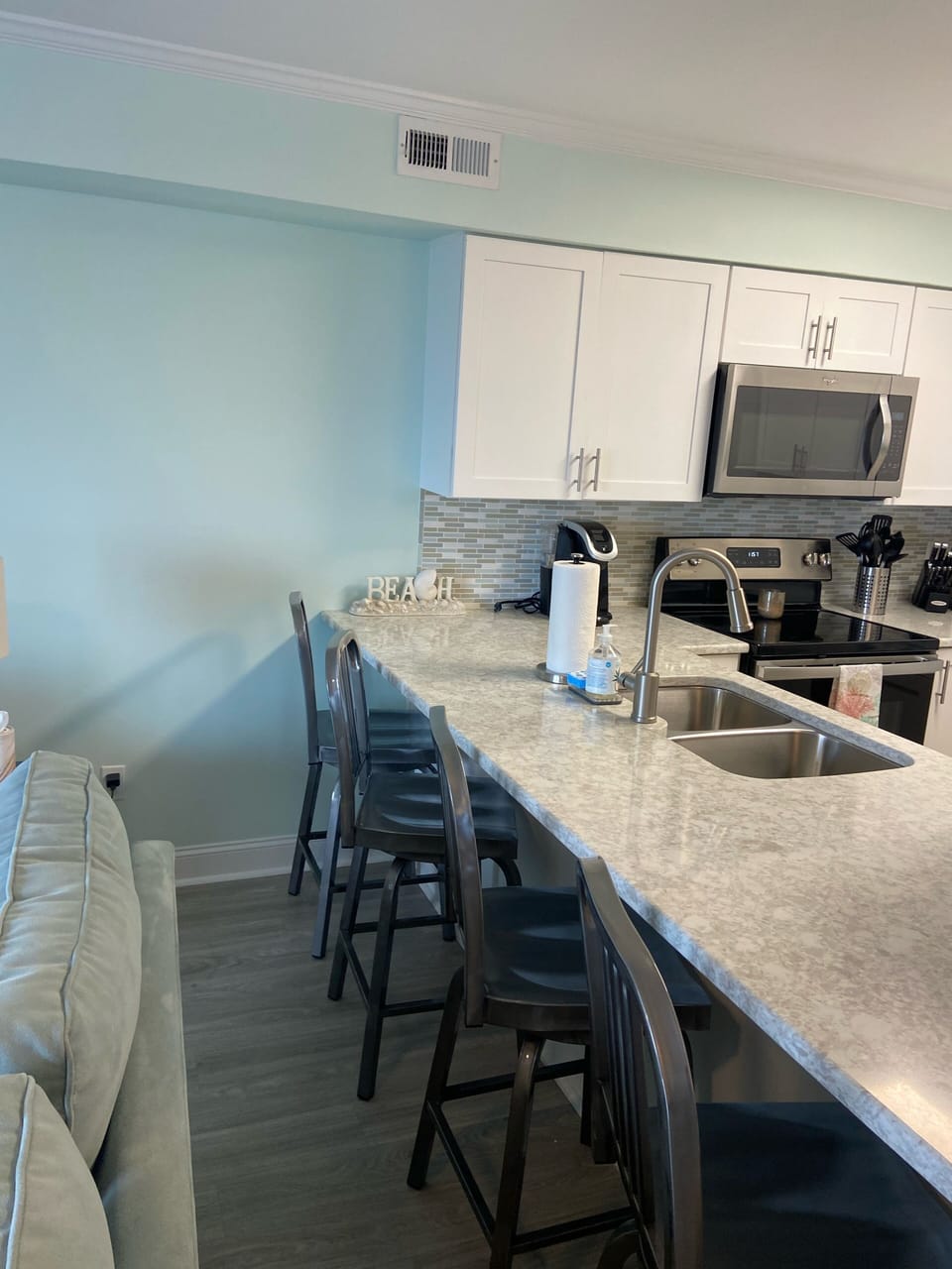 Breakfast bar with 4 stools.