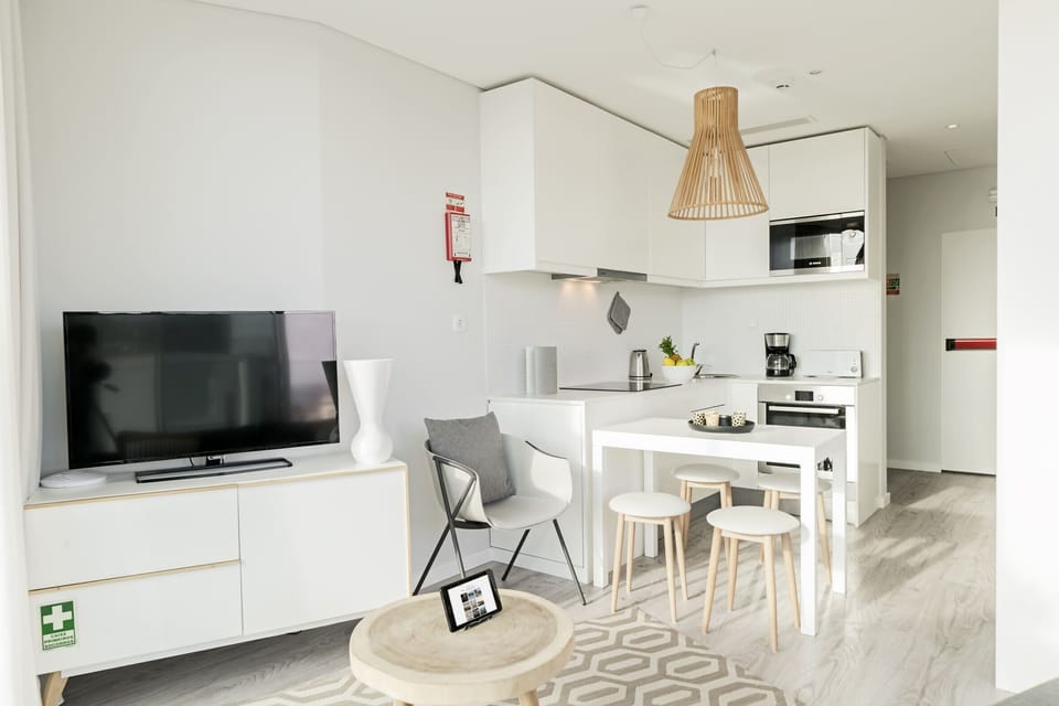 Livingroom with a TV ,dinning room and kitchen