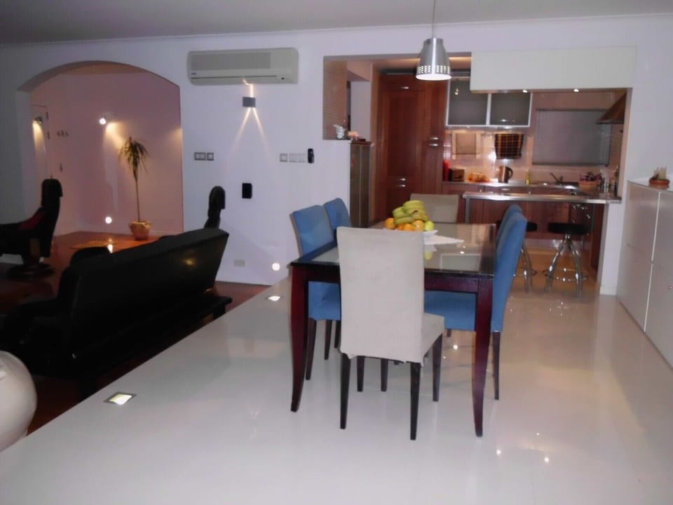 Dining table, kitchen & lounge