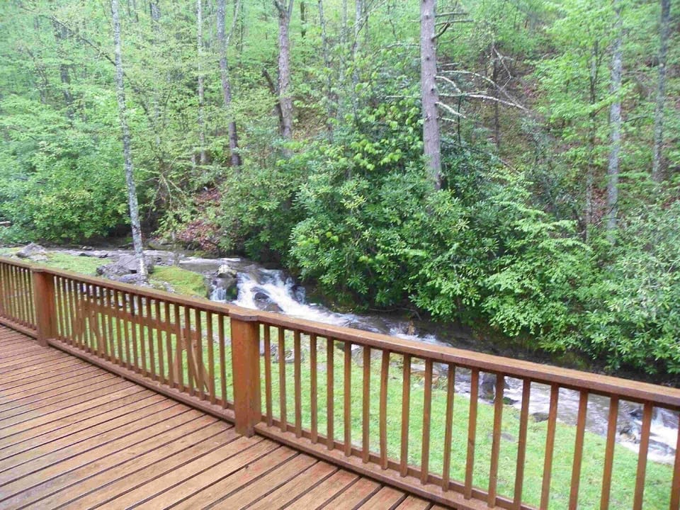 Bear Paw Falls, Deck with Creek View
