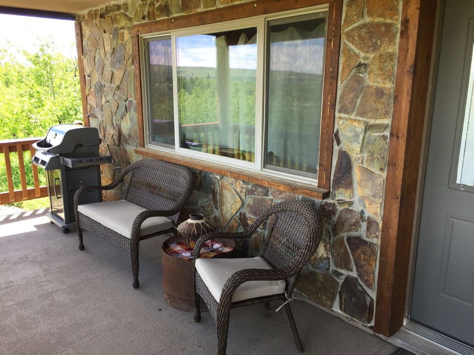 Sit on the front deck with a favorite beverage and enjoy the views and wildlife!