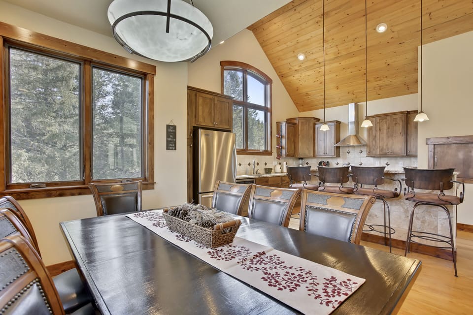Dining Area wit Seating for 6