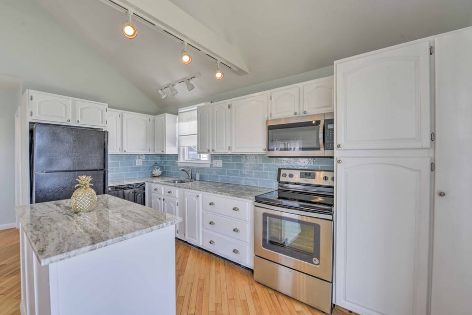 Kitchen | Crockpot | Toaster | Trash Bags & Paper Towels