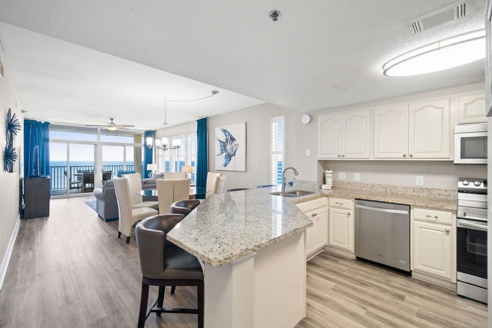 Fully equipped kitchen with expansive countertops - plenty of space to create!