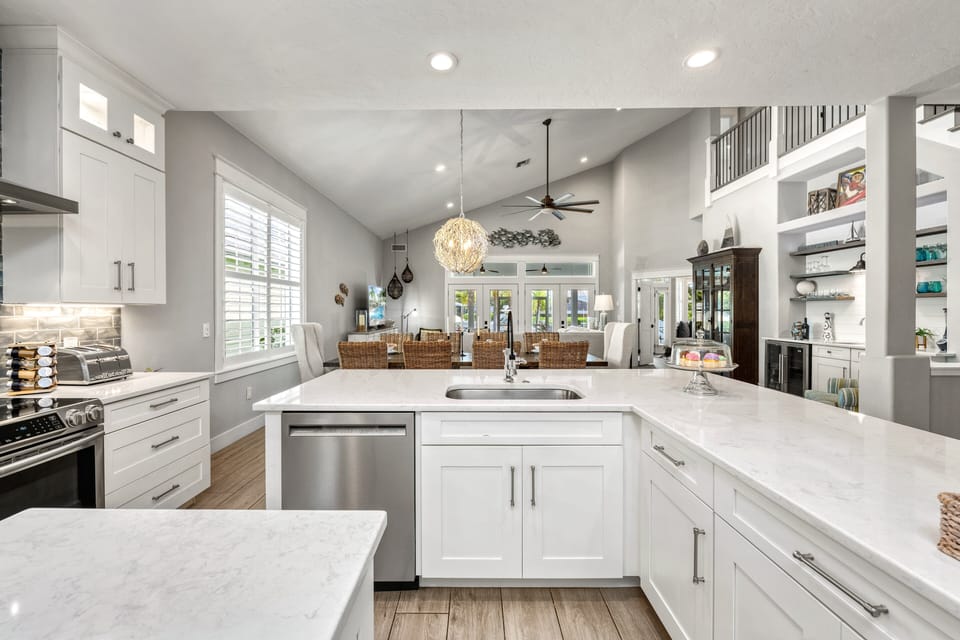 From stovetop to slider doors, enjoy open sightlines that connect indoor living to the pool and canal beyond.