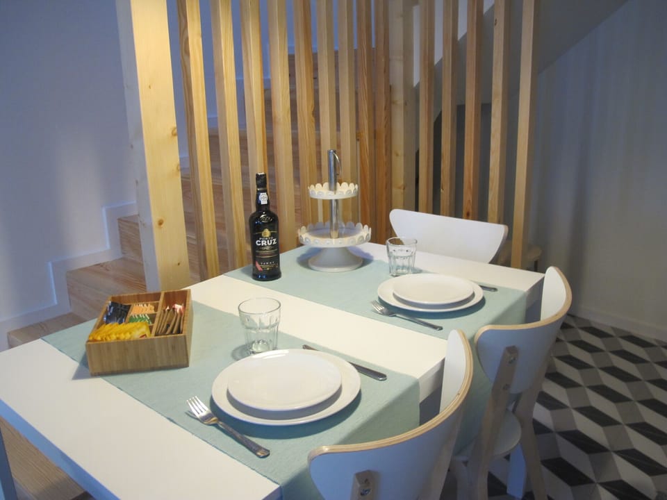 Kitchen and dinning table, ready for you!