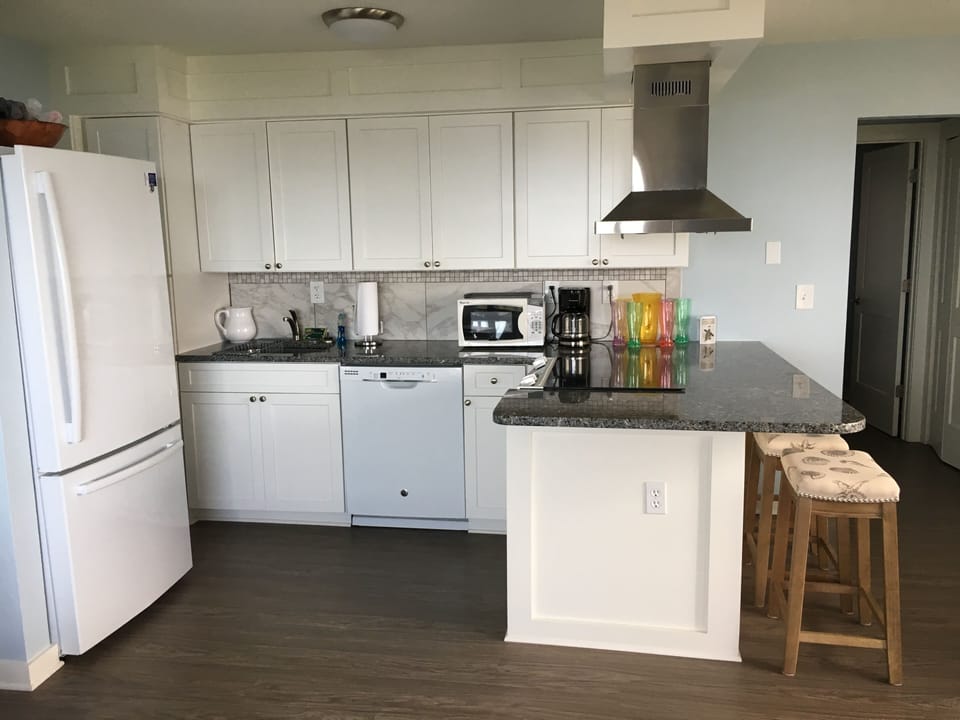 Coastal kitchen, completely remodeled and well equipped