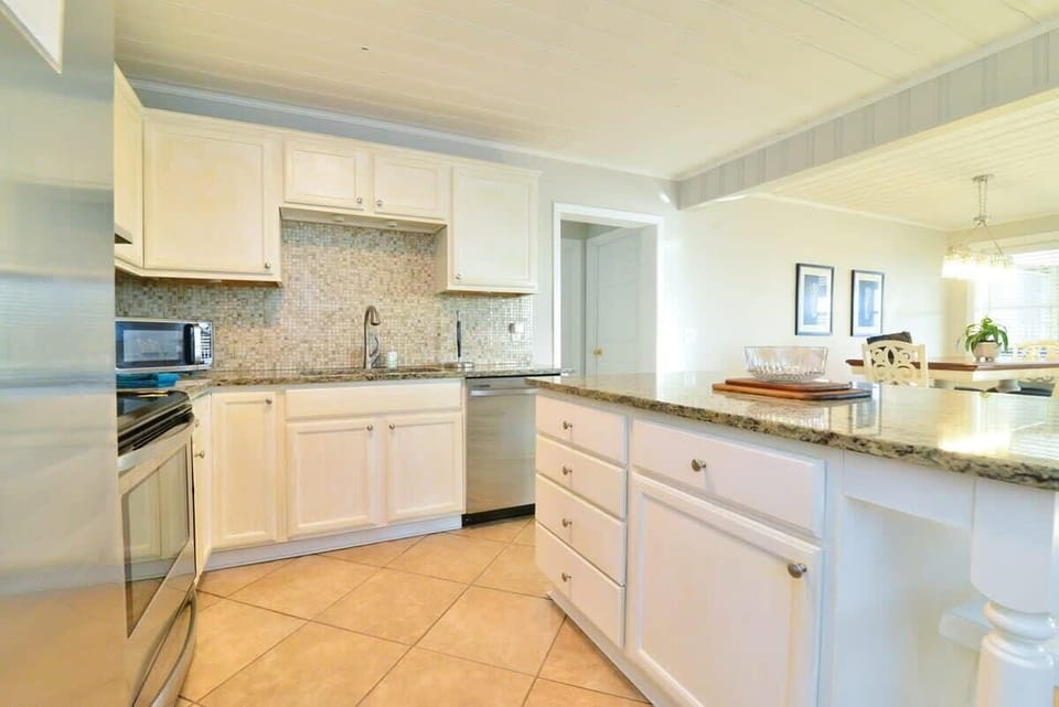 Luxurious Fully Stocked Kitchen