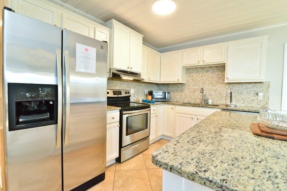 Luxurious Fully Stocked Kitchen