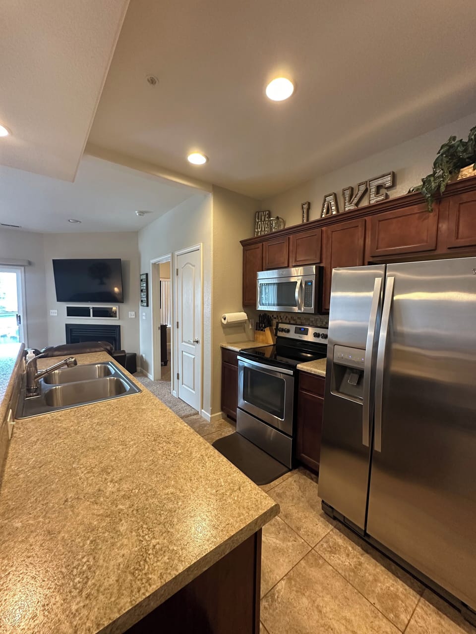 Kitchen with dishwasher, microwave, oven, and refrigerator 