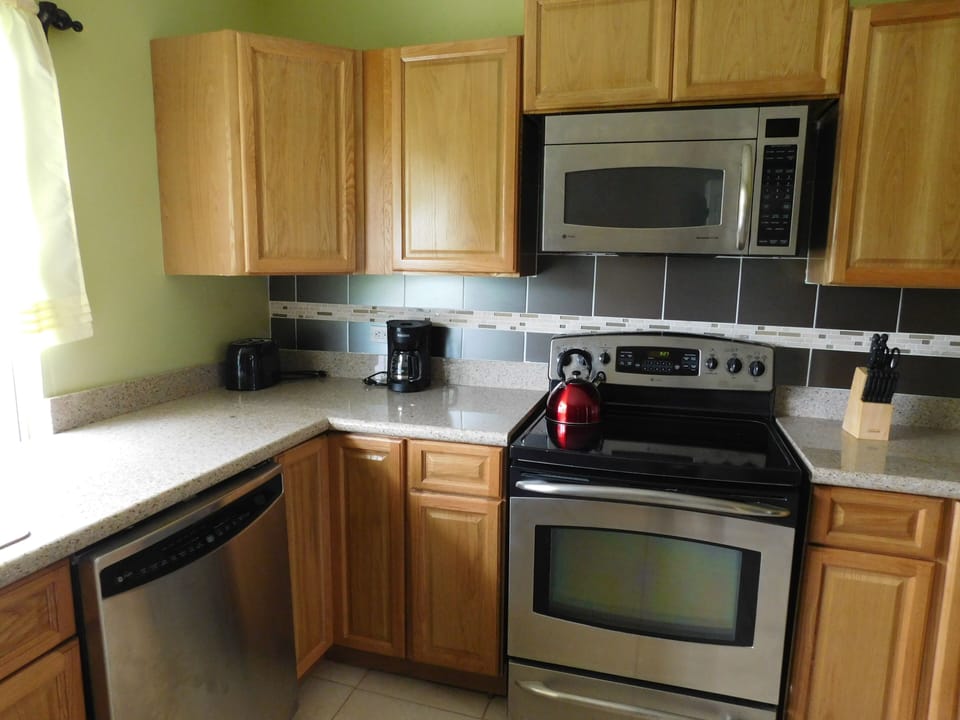 Dishwasher, stove/oven, microwave 