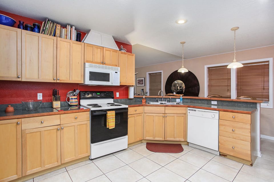 Fully supplied oprn kitchen great for entertaining