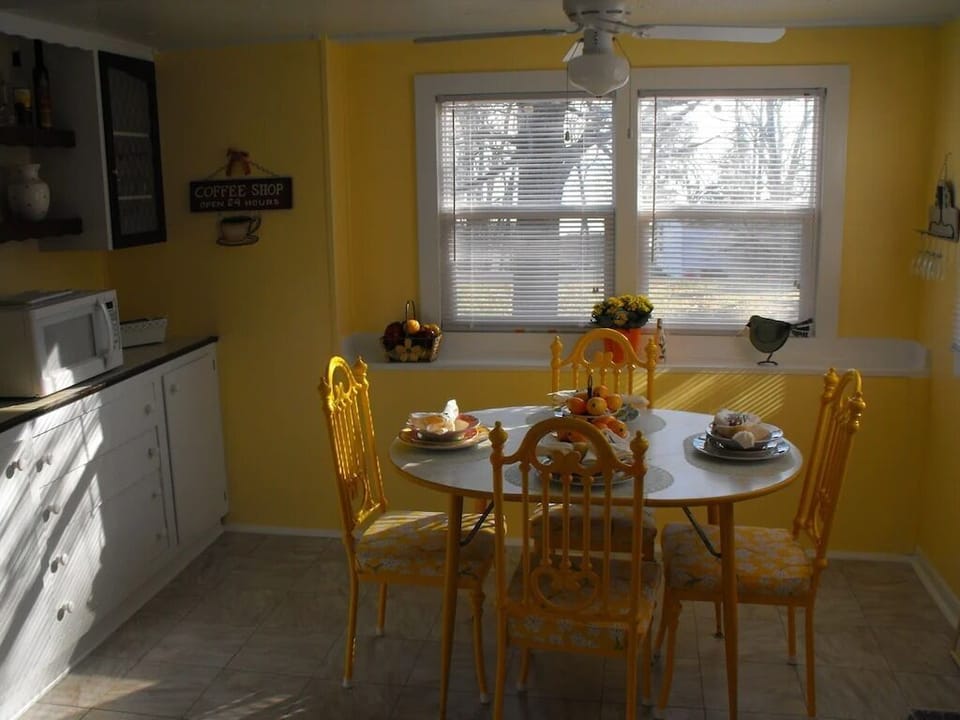 WF - kitchen - table_6_11zon