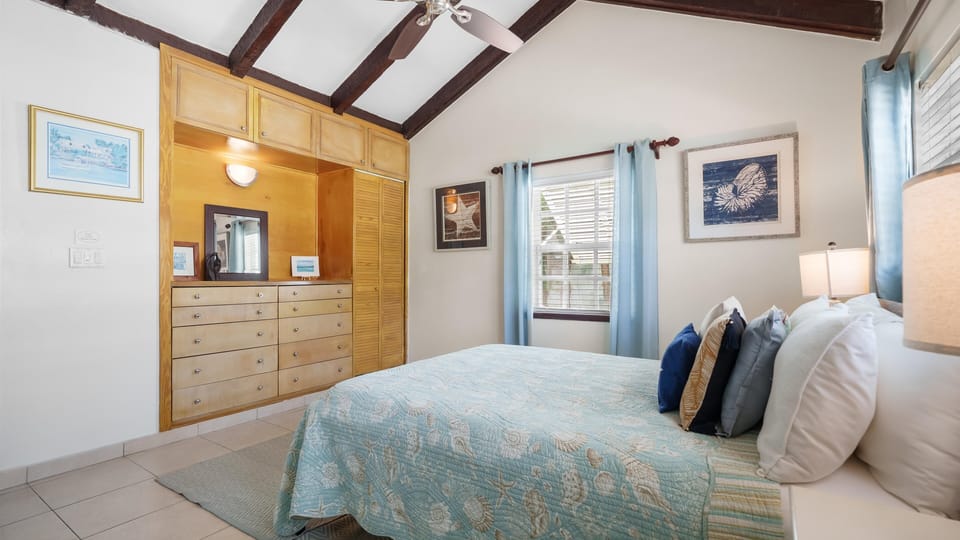 Garden guest bedroom with substantial closet space (2/2)