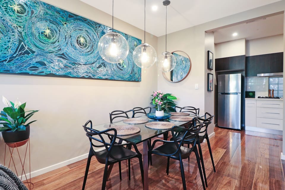 Dine away! Room for 6 for dinner.