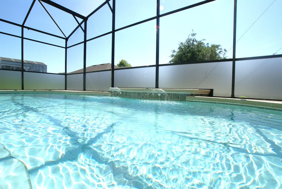 Pool with privacy screen