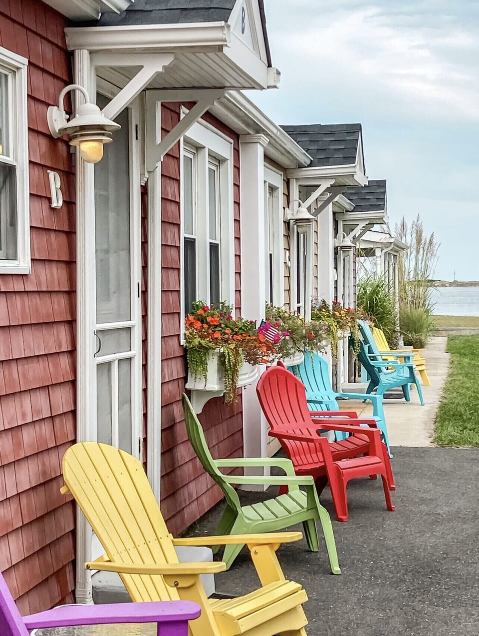 Gorgeous, cheerful and colorful settings. 