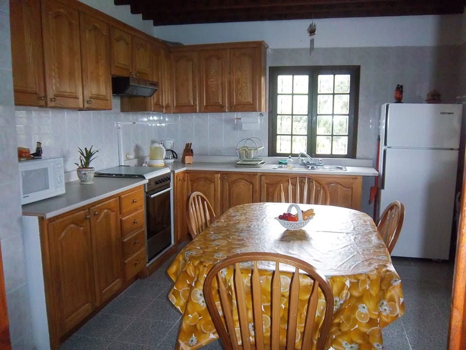 Fully equipped kitchen of the Vivenda A
Country house. 