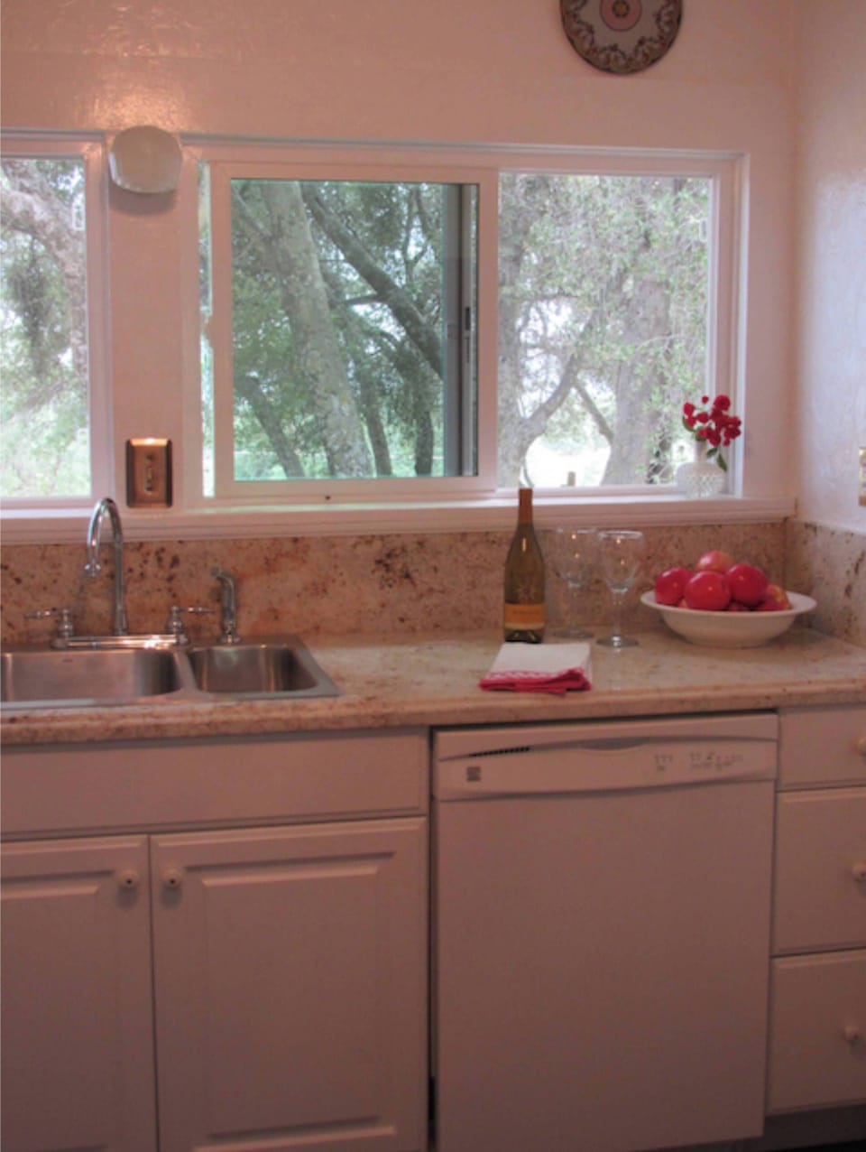  Fully equipped kitchen, just bring your favorite bites and drinks and relax.
