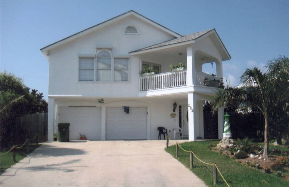 Front with top balcony