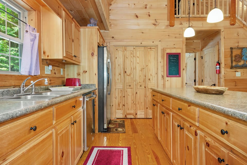 Well organized Kitchen with all you could need and want to prepare meals.