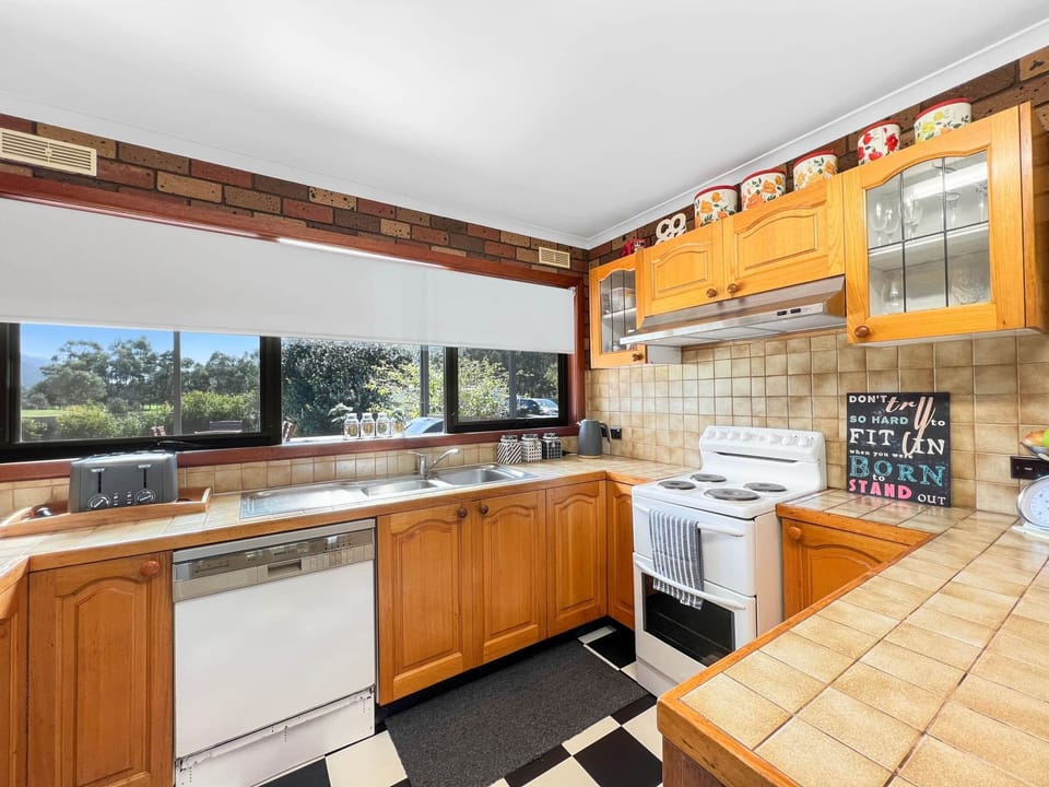 Light & bright kitchen: A cheerful space for culinary delights. 