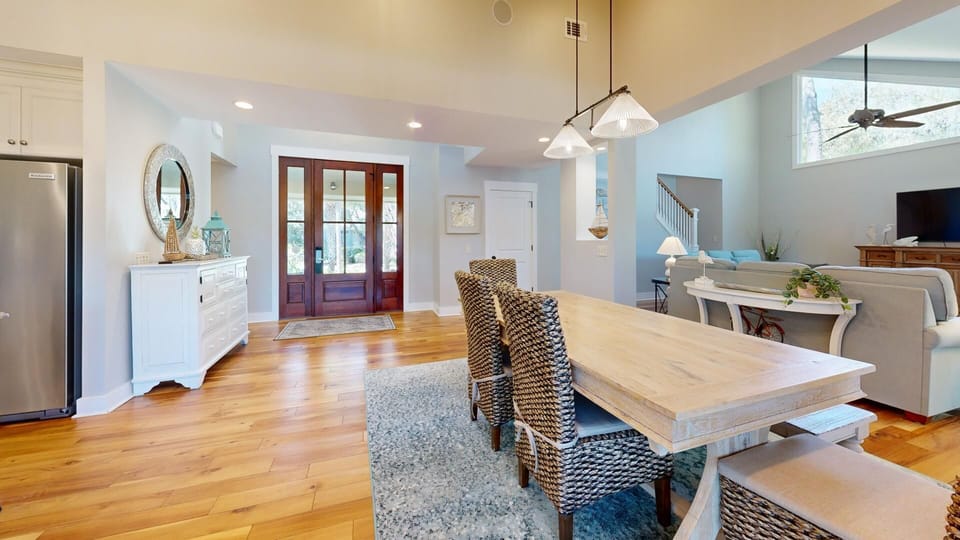 Dining and Foyer Areas