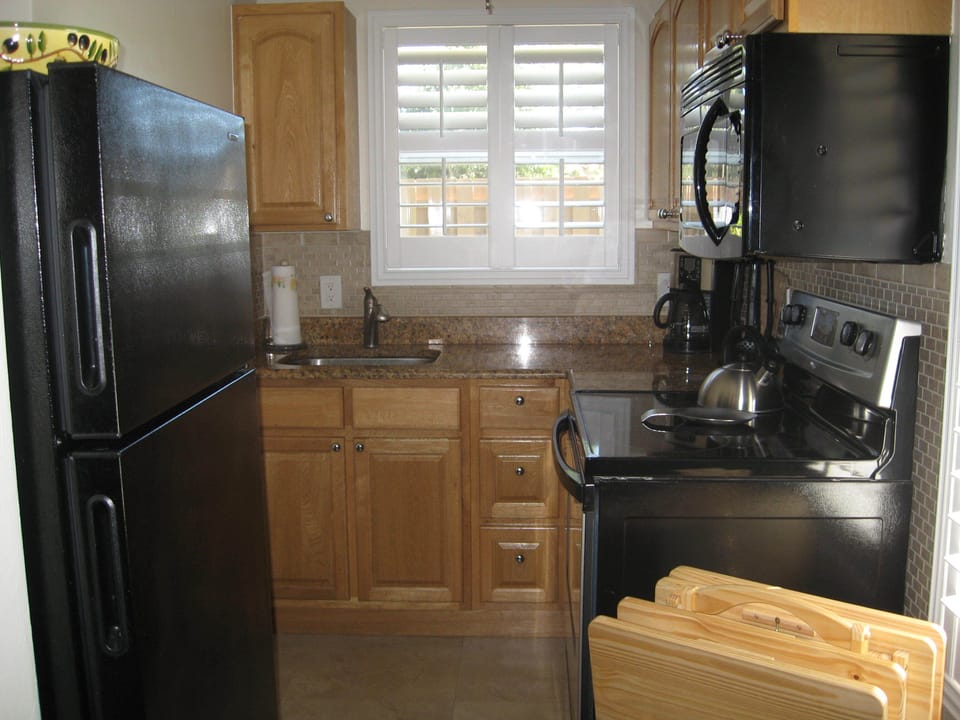 FULL KITCHEN IN STUDIO