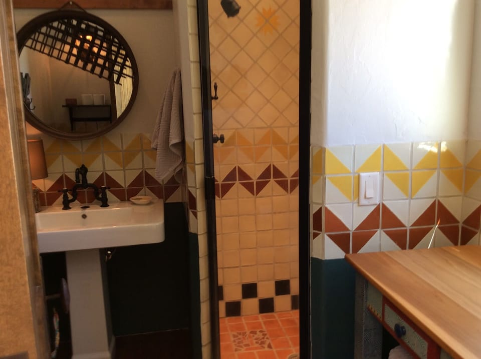 Tiled bath w/shower