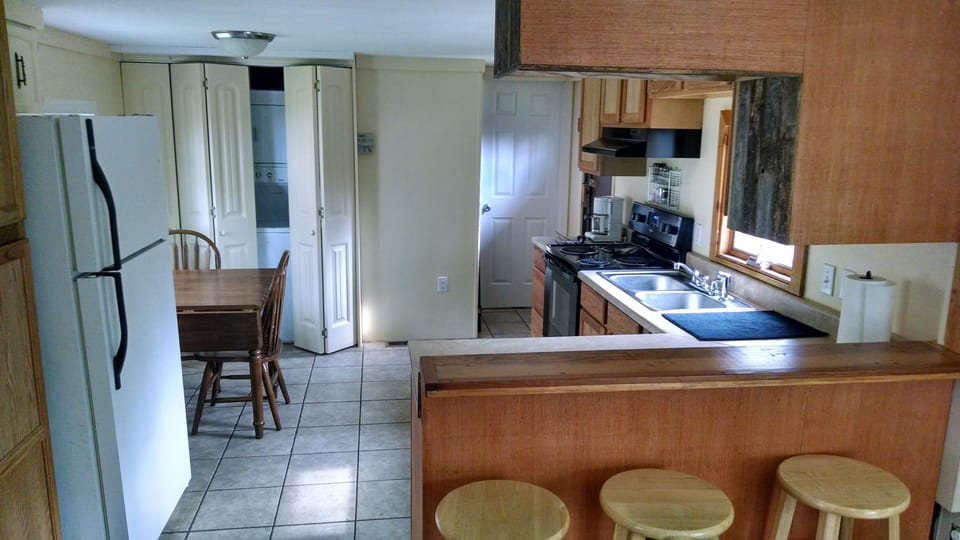 Eat-in kitchen, bar stool counter, washer/dryer