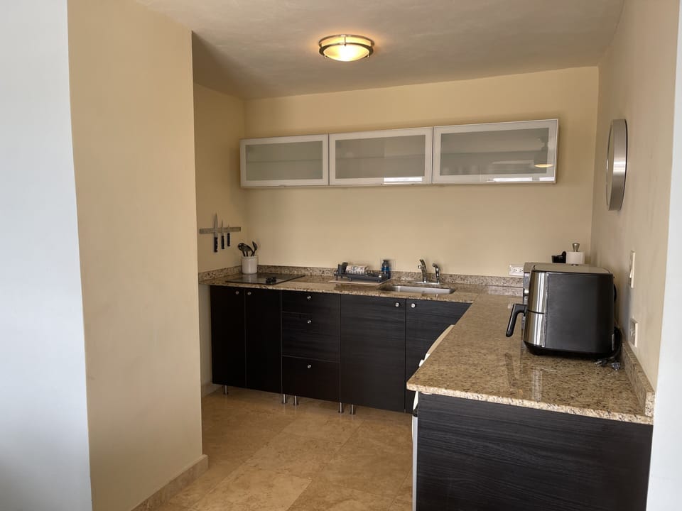Fully equipped kitchen with air fryer, microwave and coffee maker!