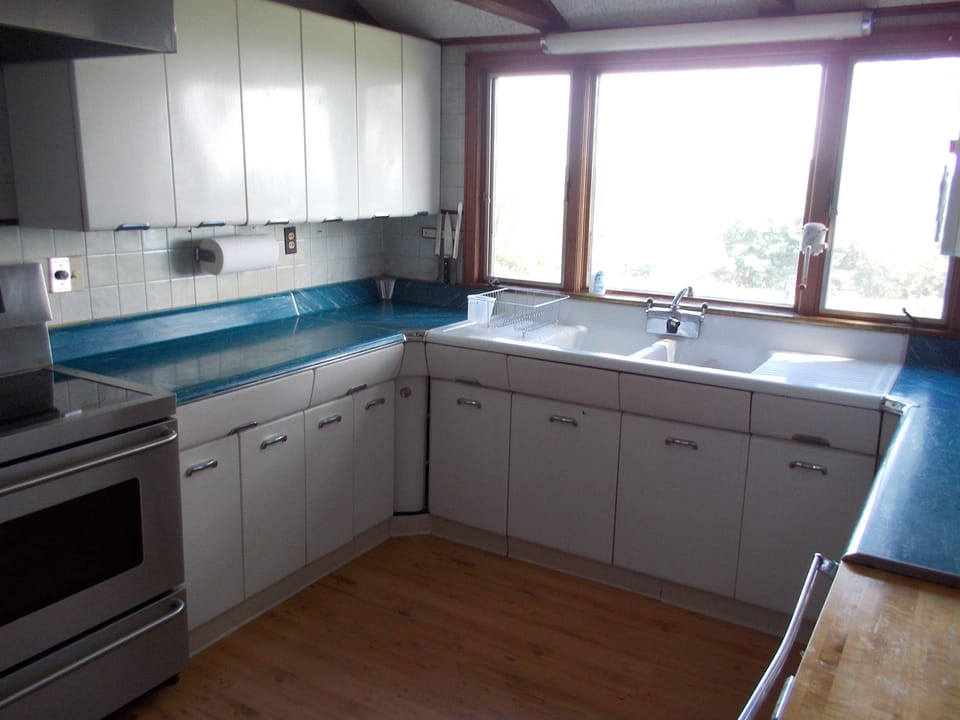 Fun 1950's kitchen, retro charm with modern conveniences, well stocked.