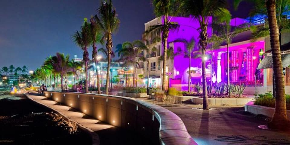 Malecón is 10 min away