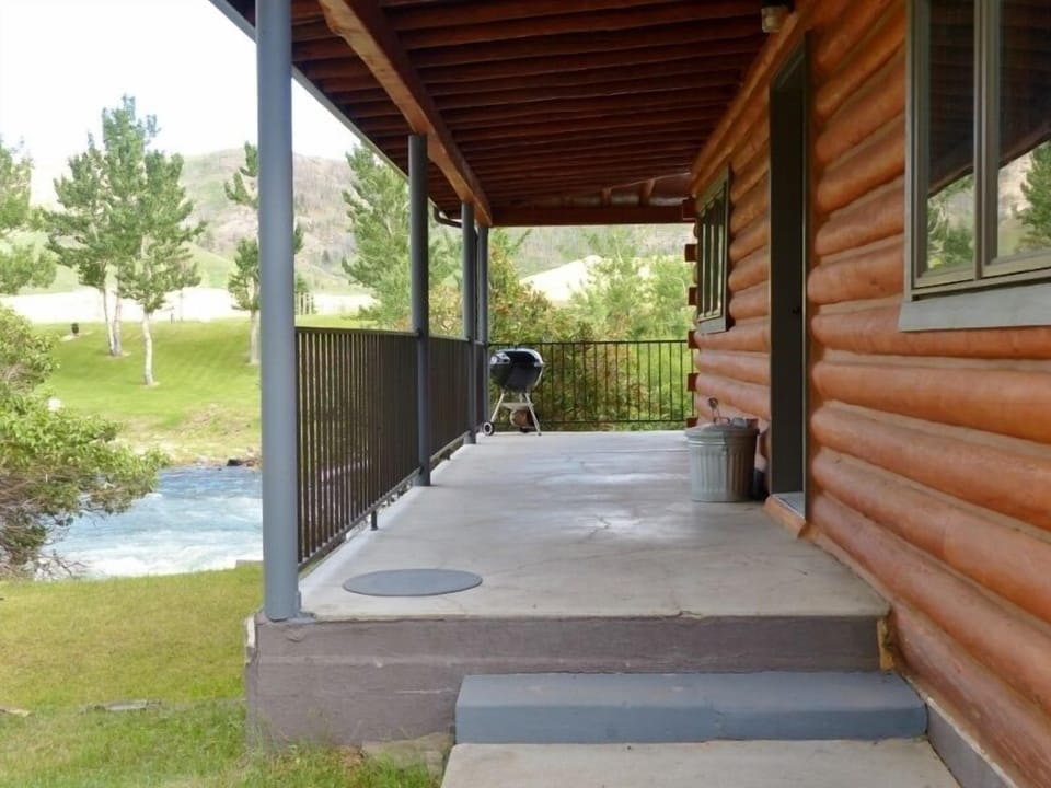 Entryway to The River Cabin at Falcon's Ledge