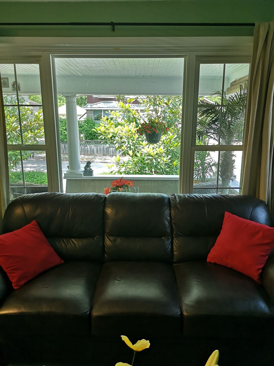 Double sofa living room facing the front garden.